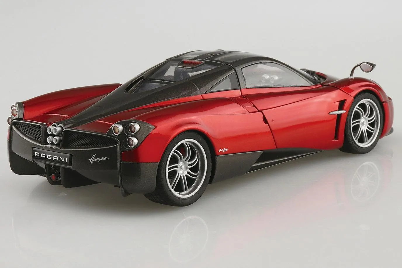 Aoshima 02 2012 Pagani Huayra 1/24 Model Kit